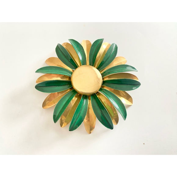 Large Vintage Green and Gold Enamel Flower Brooch Daisy Pin. - Picture 4 of 5